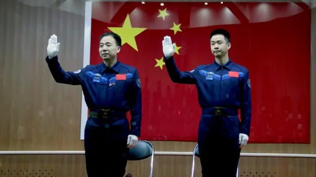 景海鹏（左）与陈冬向记者挥手致意（新华社图片16/10/2016）