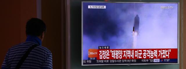 10月16日，韓國首爾，一位市民觀看朝鮮發射導彈的電視畫面。