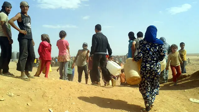 يعيش اللاجئون السوريون في مخيم اقيم على الحدود بين سوريا والاردن