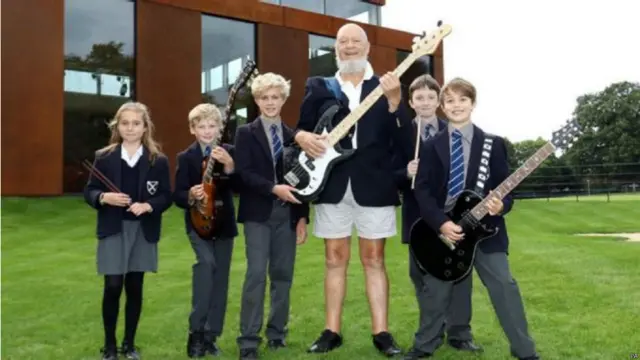Cuaca dingin tidak menghentikan pendiri Glastonbury, Michael Eavis untuk mengenakan celana pendek dan membantu acara pembukaan seni pertunjukan di sebuah sekolah di Somerset.