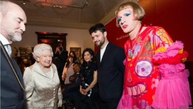 Ratu dan Duke of Edinburgh menjadi tamu kehormatan pada acara penghargaan di Royal Academy of Arts, yang juga dihadiri oleh artis Grayson Perry.