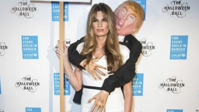 Jemima Khan mengenakan kostum Halloween sebagai Melania dan Donald Trump usai beredarnya rekaman dari calon presiden AS yang membuat pernyataan cabul tentang perempuan pada tahun 2005, dan diterbitkan oleh harian The Washington Post.