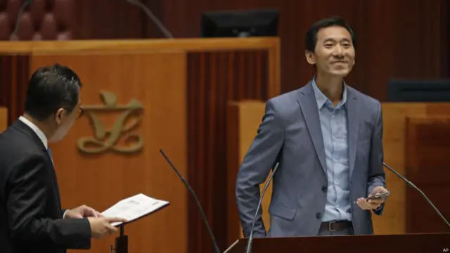 三名宣誓无效的议员包括“青年新政”的梁颂恒、游蕙祯，以及代表建筑、测量、都市规划及园境界的姚松炎。