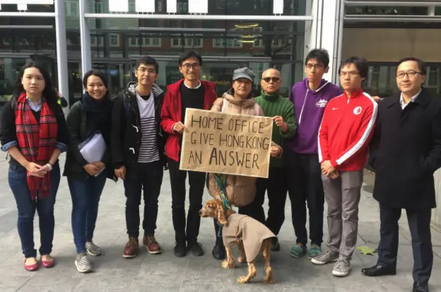 朱凯廸与多名港人在英国内政部门外请愿，指内政部欠香港人一个答案，认为英国要站起来，不要被中国欺负。