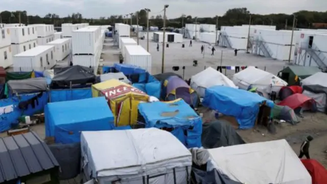 يرغب الرئيس الفرنسي فرانسوا هولاند في نقل نزلاء مخيم جانغل إلى مراكز إيواء في شتى أرجاء البلاد وهدم المخيم