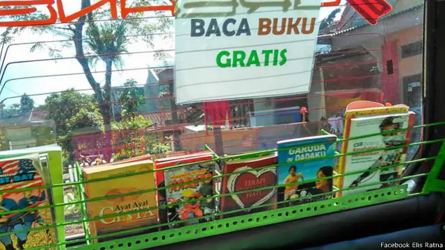 Perjalanan angkot di Jalan Raya Kopo Leuwi memakan waktu setidaknya dua jam. Waktu yang cukup untuk membaca buku tipis selama perjalanan.