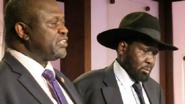 يتقاتل مشار (الى اليسار) وكير على السلطة