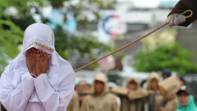 hukum cambuk di aceh