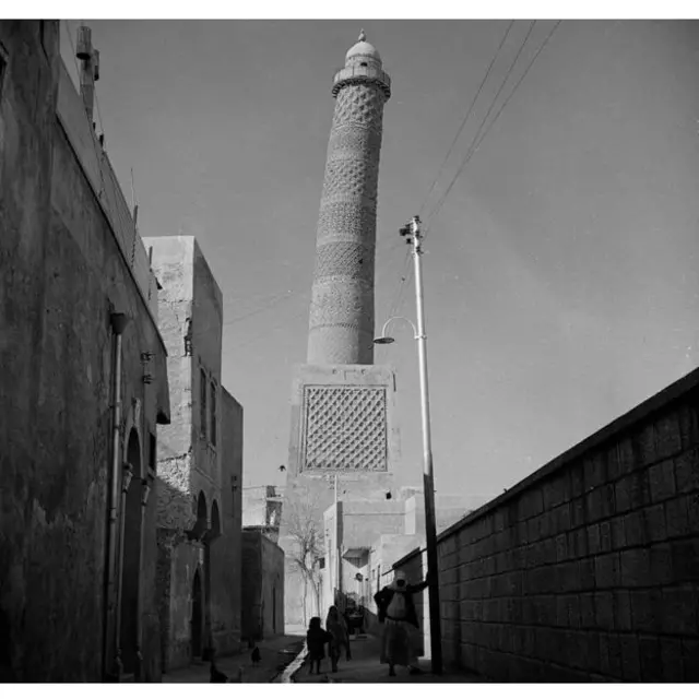 يشتهر المسجد الكبير في الموصل بمنارته المائلة، وبني في القرن الثاني عشر