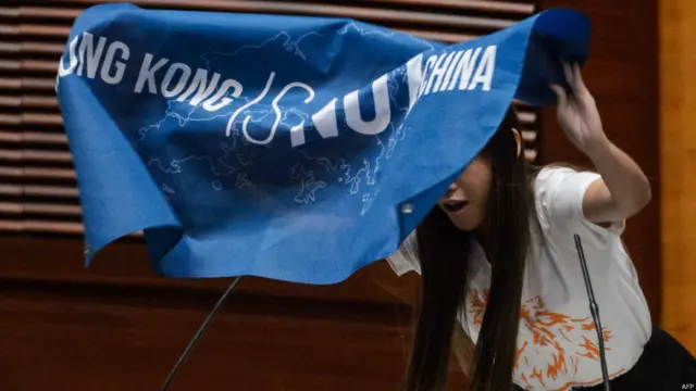 游蕙祯及梁颂恒在立法会宣誓时，称中国做＂支那＂和展示＂HONG KONG IS NOT CHINA（香港不是中国）＂的横幅。