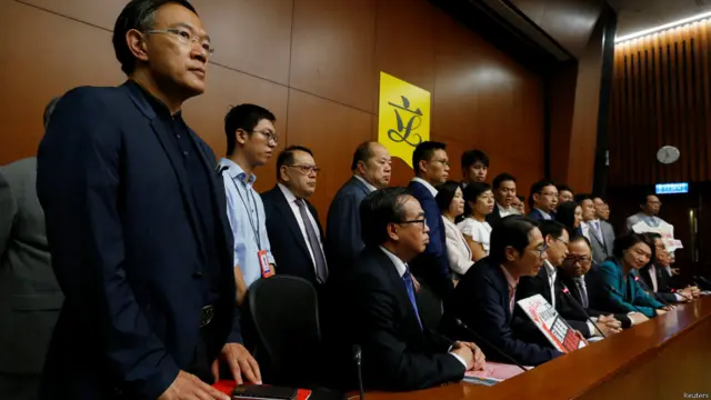 香港立法会建制派议员星期三(10月19日)发动流会,令三名议员未能完成宣誓