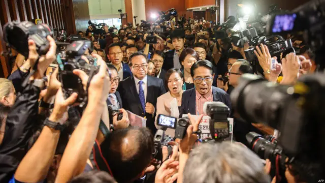 图为建制派议员离场后对媒体发表声明。