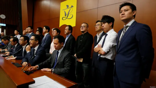 泛民议员则批评建制派议员手段粗暴、阉割议会。