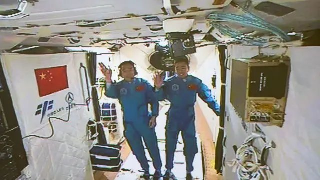 景海鹏（左）与陈冬在天宫二号实验室向公众致意