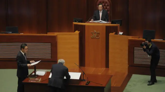 黄定光完成宣誓。