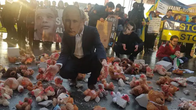 Російського лідера зустріли в Берліні протестами