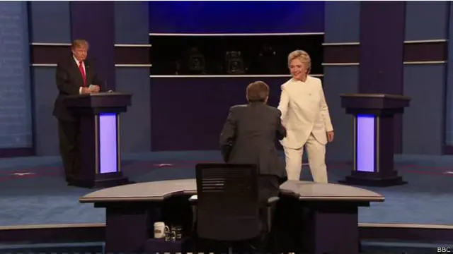Trump dan Clinton menolak bersalaman saat acara debat berakhir.