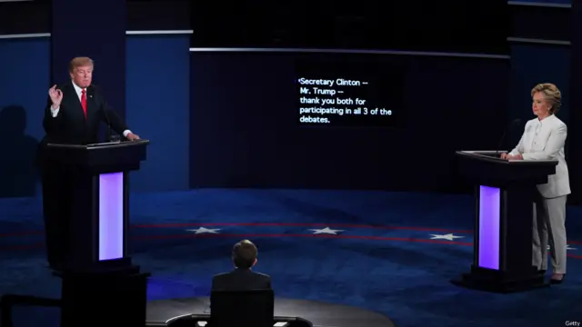 共和党总统候选人唐纳德·特朗普和民主党总统候选人希拉里·克林顿就堕胎、枪支管制、俄罗斯总统普京等问题辩论交锋。
