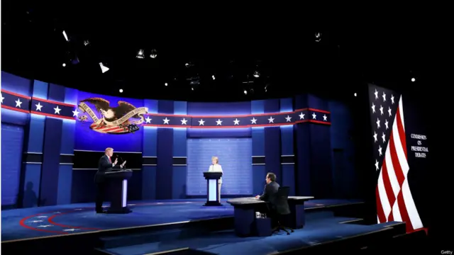 希拉里還指控特朗普把就業機會給中國的鋼鐵工人而非美國工人。