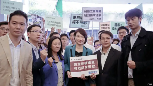 10月19日，香港立法會民建聯成員在立法會示威區集會抗議。