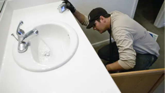 在你买房之前，就应该花钱请专业人士检测房屋（图片来源：Getty Images）