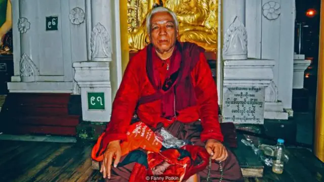 吴丁乃（U Tin Naing）自称有 90 岁，专门从事治疗（图片来源：Fanny Potkin)