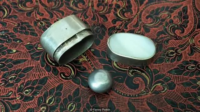 炼金术士能将金属变为金子，非同寻常（图片来源：Fanny Potkin)