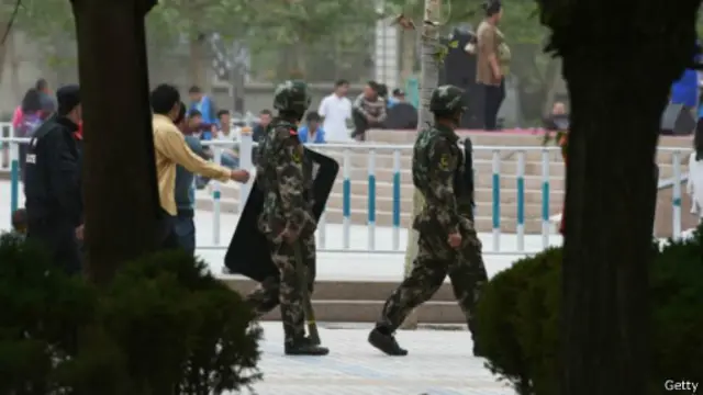 西方人權組織曾批評中國涉嫌故意限制少數民族公民取得出入境證件。 