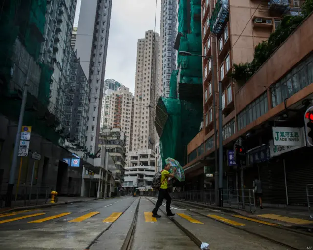 强台风“海马”将于周五（10月21日）接近香港，天文台挂起级别第三高的8号风球