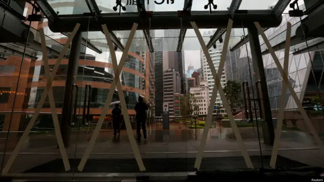 预计中心风速达145公里的台风在中午前后最接近香港，在香港以东约100公里掠过，之后逐渐向广东移动。