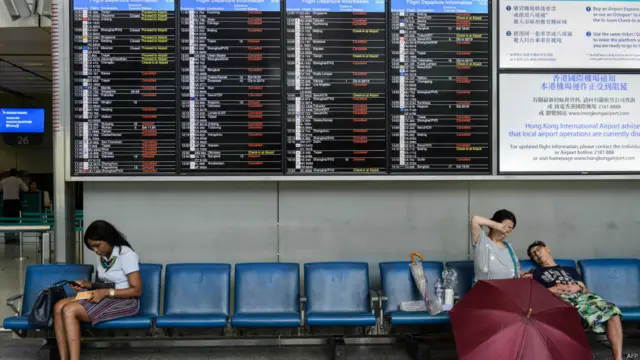 预计周五上午10时至晚上11时之间会有超过700个航班取消或延误