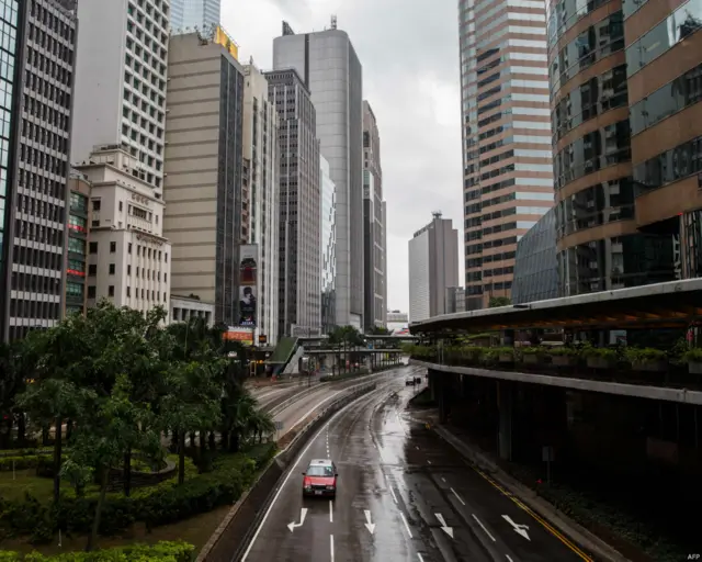 政府机构、码头、银行宣布停工，学校停课，香港交易所则暂停开市。