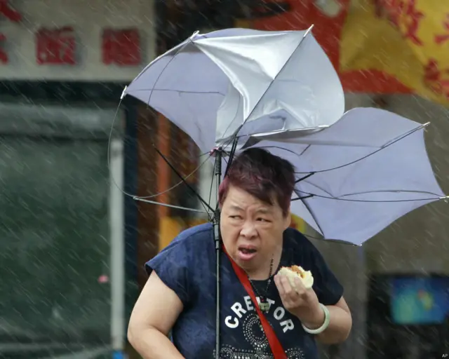 前段时间台湾也曾遭受台风袭击。一位台湾大妈在台风中淡定吃包子的照片也曾在网络上广为流传。