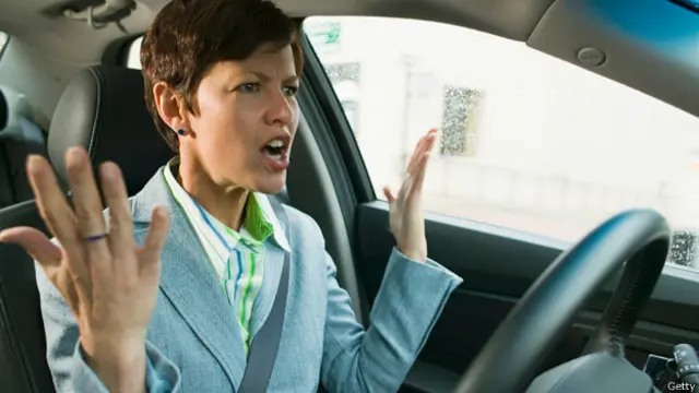 调查显示女司机比男司机在开车时更容易发火。