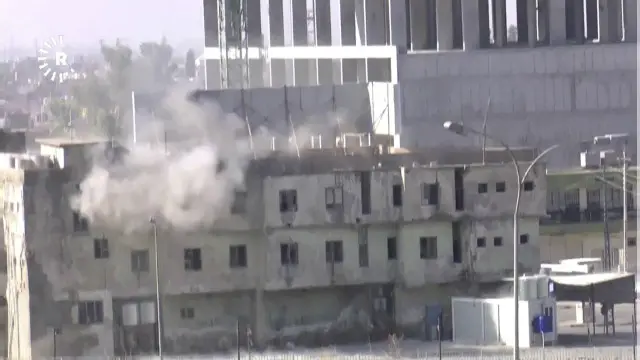 سحابة دخان ترتفع من بناية يتحصن فيها مقاتلان من تنظيم الدولة الإسلامية حسب قناة روداو التليفزيونية الكردية