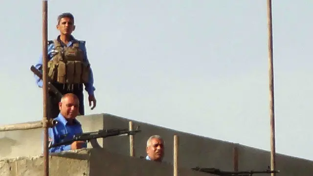 الشرطة العراقية في حي دوميز لاذي تفيد تقارير بتواصل القتال فيه