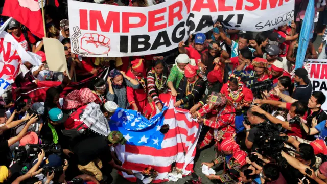 菲律宾民众示威烧美国国旗
