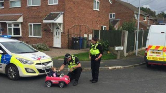 英国警察逗小孩，假装给开玩具车的儿童进行“酒测”