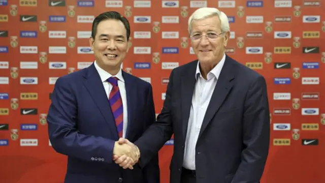 蔡振华（左）与里皮在签约仪式上握手