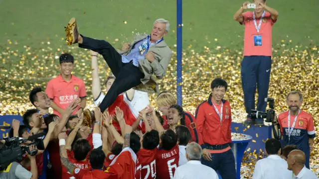 广州恒大队友在夺得2013年亚冠冠军后将里皮抛向空中