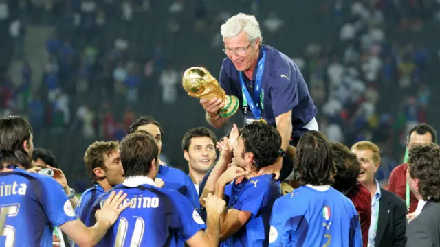 里皮在2006年世界杯决赛后捧杯