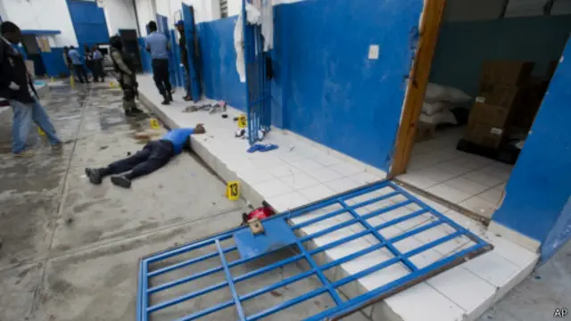 一名狱警在越狱事件中被打死。