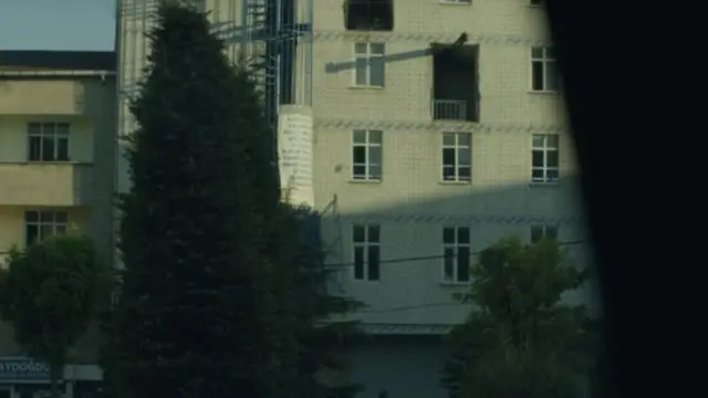 صورة لمبنى يضم أحد مصانع الملابس