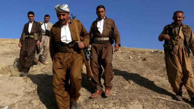 تقول قوات البشمركة إنها تسيطر على بلدة بعشيقة، التي تبعد 12 كيلومترا عن الموصل