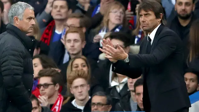 كونتي (يمين) ومورينيو تبادلا حديثا جانبيا عقب انتهاء المباراة