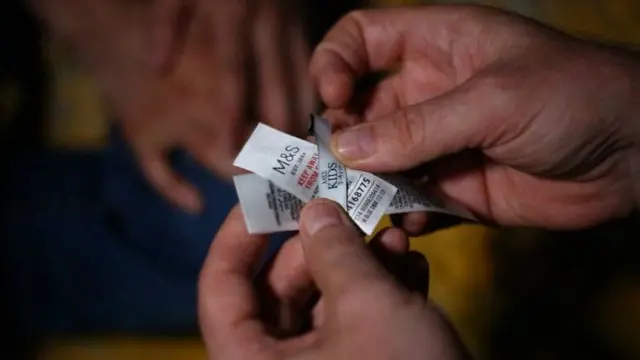 Label Marks and Spencer dari salah satu pabrik di Turki.