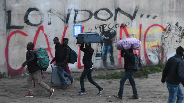 Мигранты покидают "Джунгли" в Кале