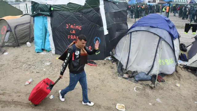 Мигранты покидают "Джунгли" в Кале