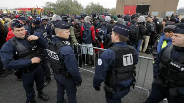 Мигранты покидают "Джунгли" в Кале