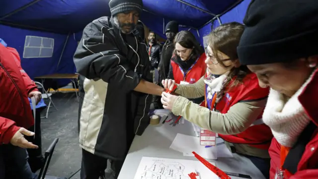 Мигранты покидают "Джунгли" в Кале